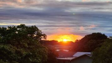 Chuveiro, secador de cabelo, toalhas de banho, sabonete