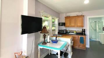 GroĂer KĂŒhlschrank, Mikrowelle, Herdplatte