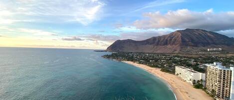 Chaises longues, serviettes de plage