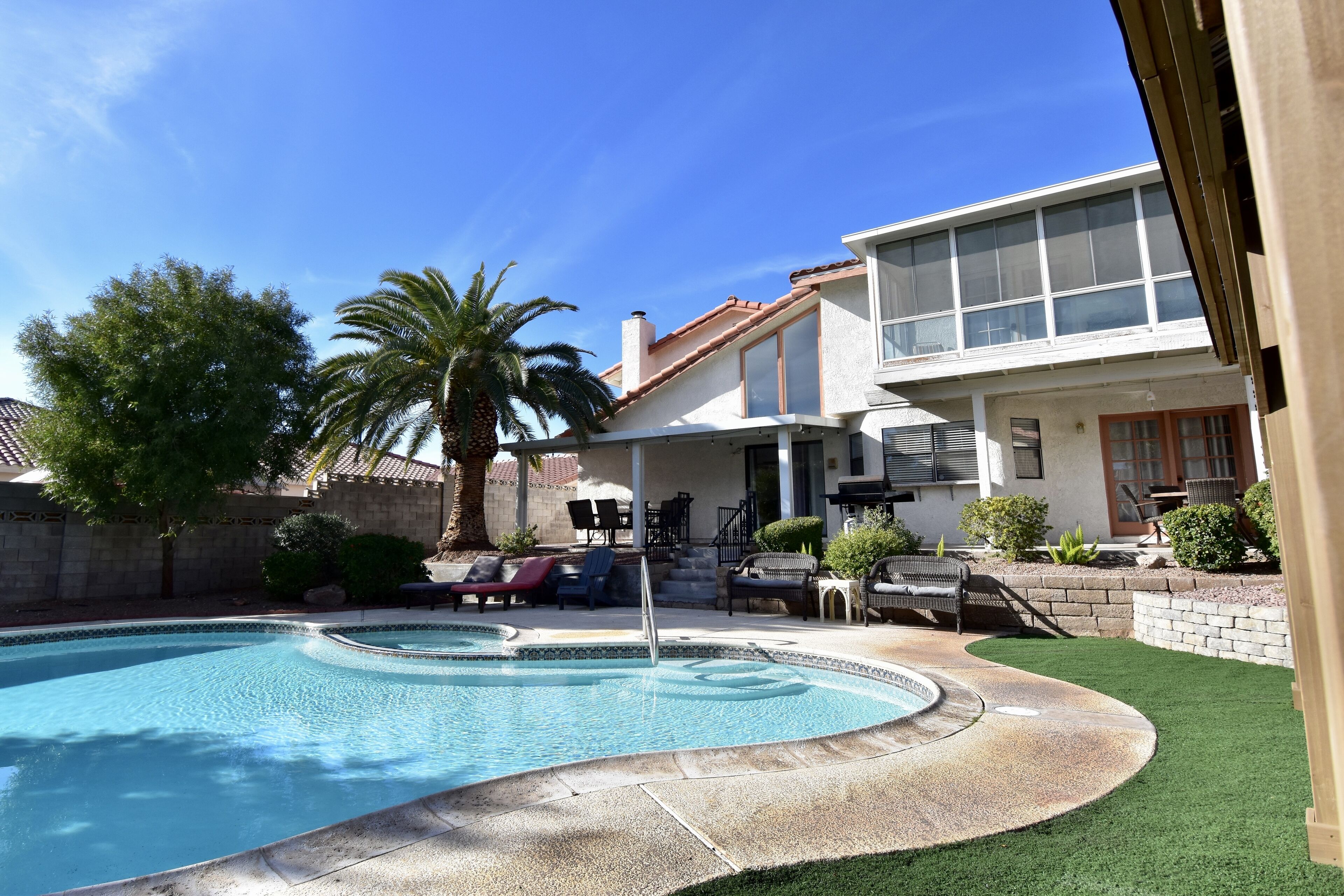 3100 Sq ft 4 Bedroom, 2.5 Bath, Heated Pool, 12Min To The Strip