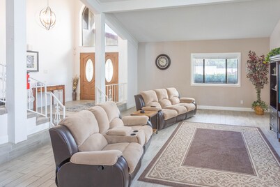 Lg Family Friendly 4 BD,  Heated Pool, 12Min To The Strip