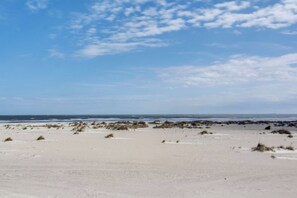 Shipwatch. - 208 B Shipwatch by AvantStay | Ocean Views | Close to Beach | Community Pool! (Isle Of Palms)