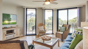 Living area - 208 B Shipwatch by AvantStay | Ocean Views | Close to Beach | Community Pool! (Isle Of Palms)