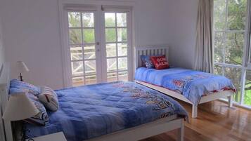 4 bedrooms, iron/ironing board, free WiFi, bed sheets