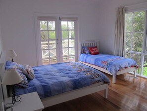4 habitaciones, tabla de planchar con plancha y ropa de cama