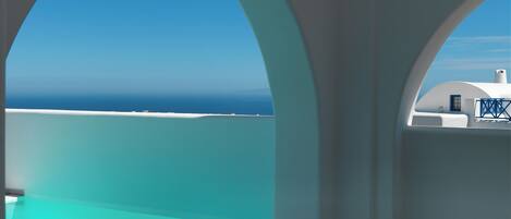 Utendørsbasseng og solsenger