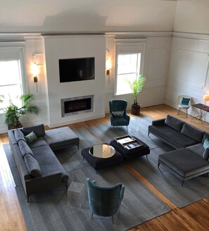 Smart TV, caminetto, libri, impianto stereo