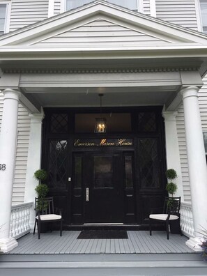 تفاصيل الفندق من الخارج