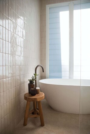 Shower, free toiletries, hair dryer, towels - Moso House with Heated Pool, Sauna + Cold Plunge (Pearl Beach)