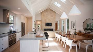 Kylskåp, mikrovågsugn, ugn och spishäll