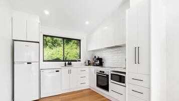 Geschirrspüler, Hochstuhl, Gefrierschrank