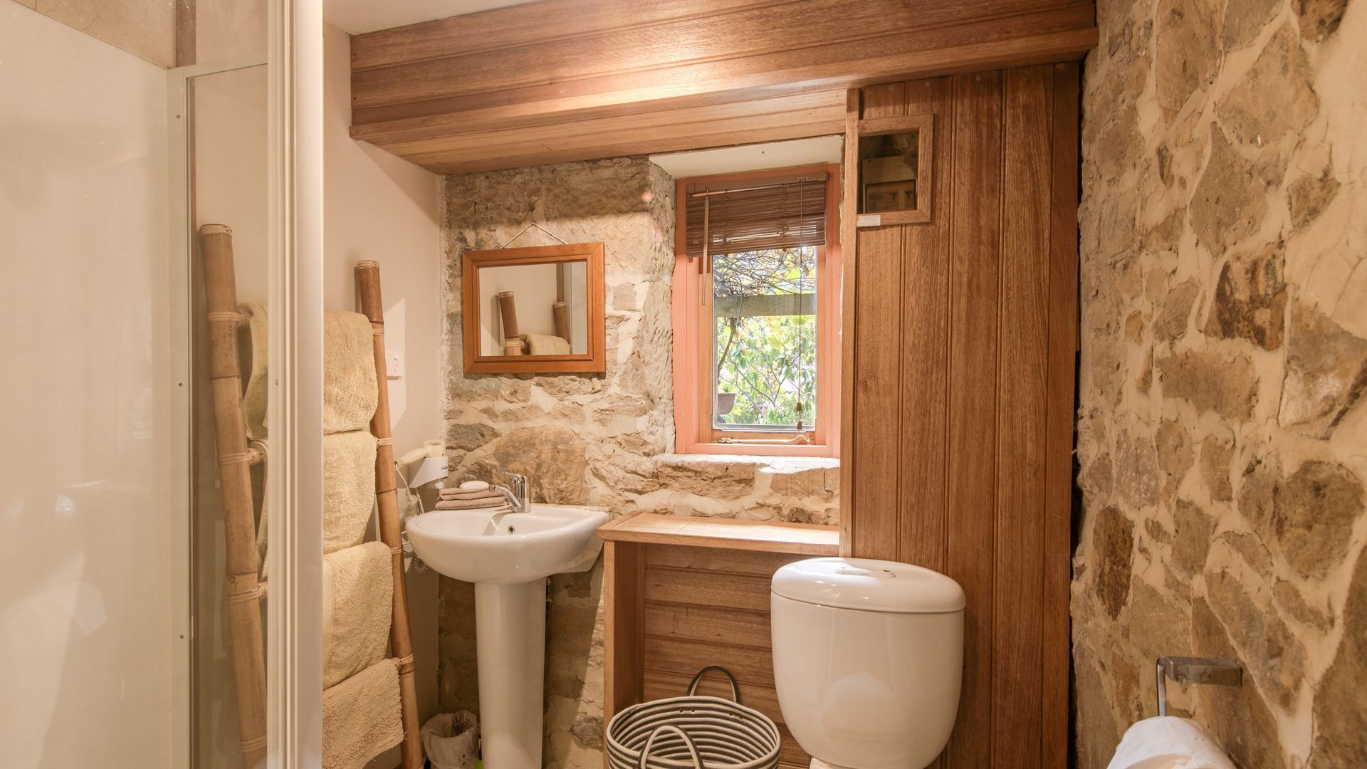 Beautiful self-contained studio — image 3