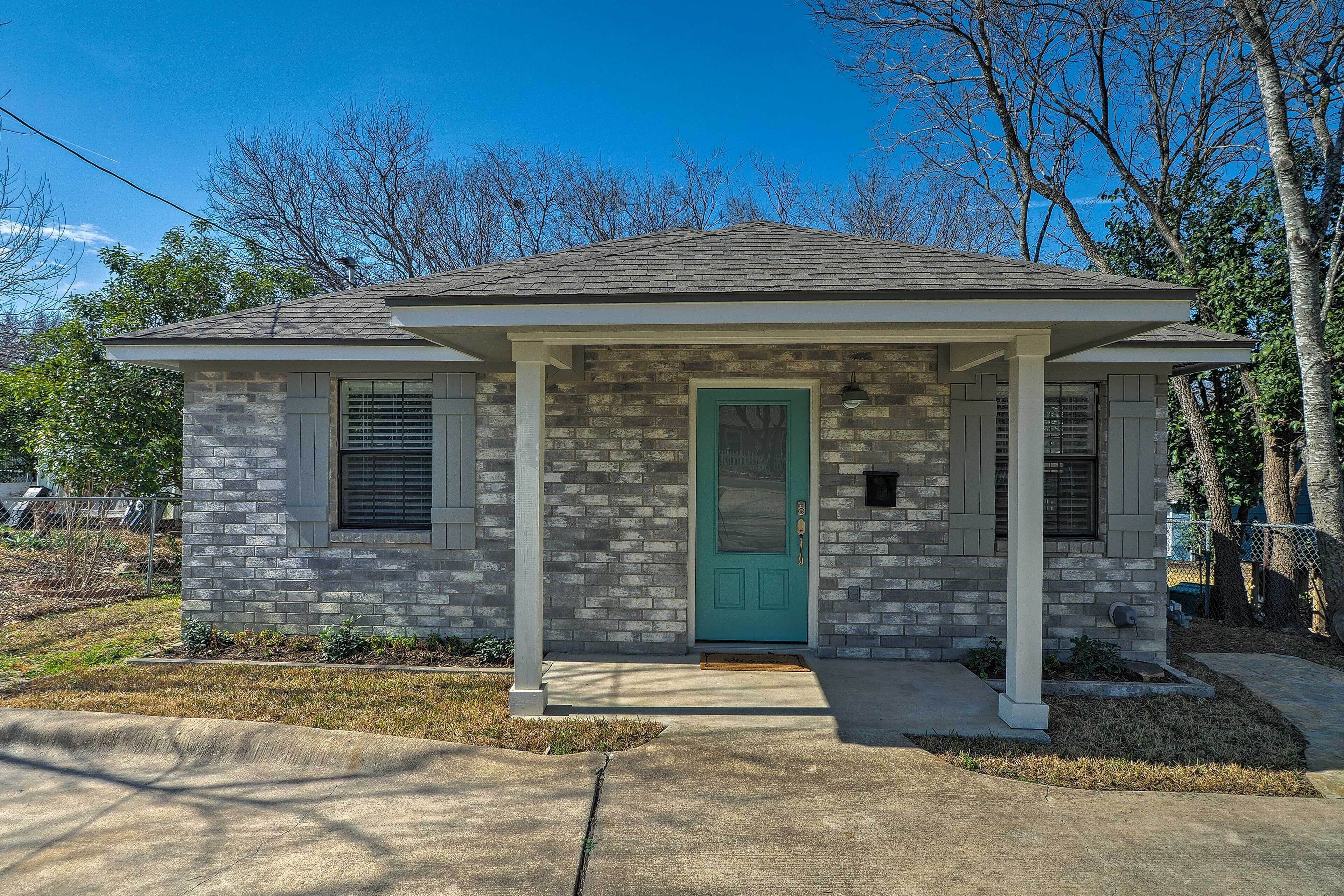 Cozy Home Blocks to Georgetown Square & SU!
