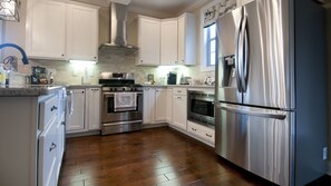 Kylskåp, mikrovågsugn, ugn och spishäll