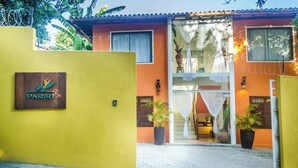 Un bâtiment jaune avec une enseigne sur laquelle on peut lire « PARIRI ».