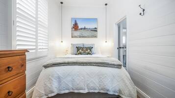 2 bedrooms, iron/ironing board, travel cot, free WiFi