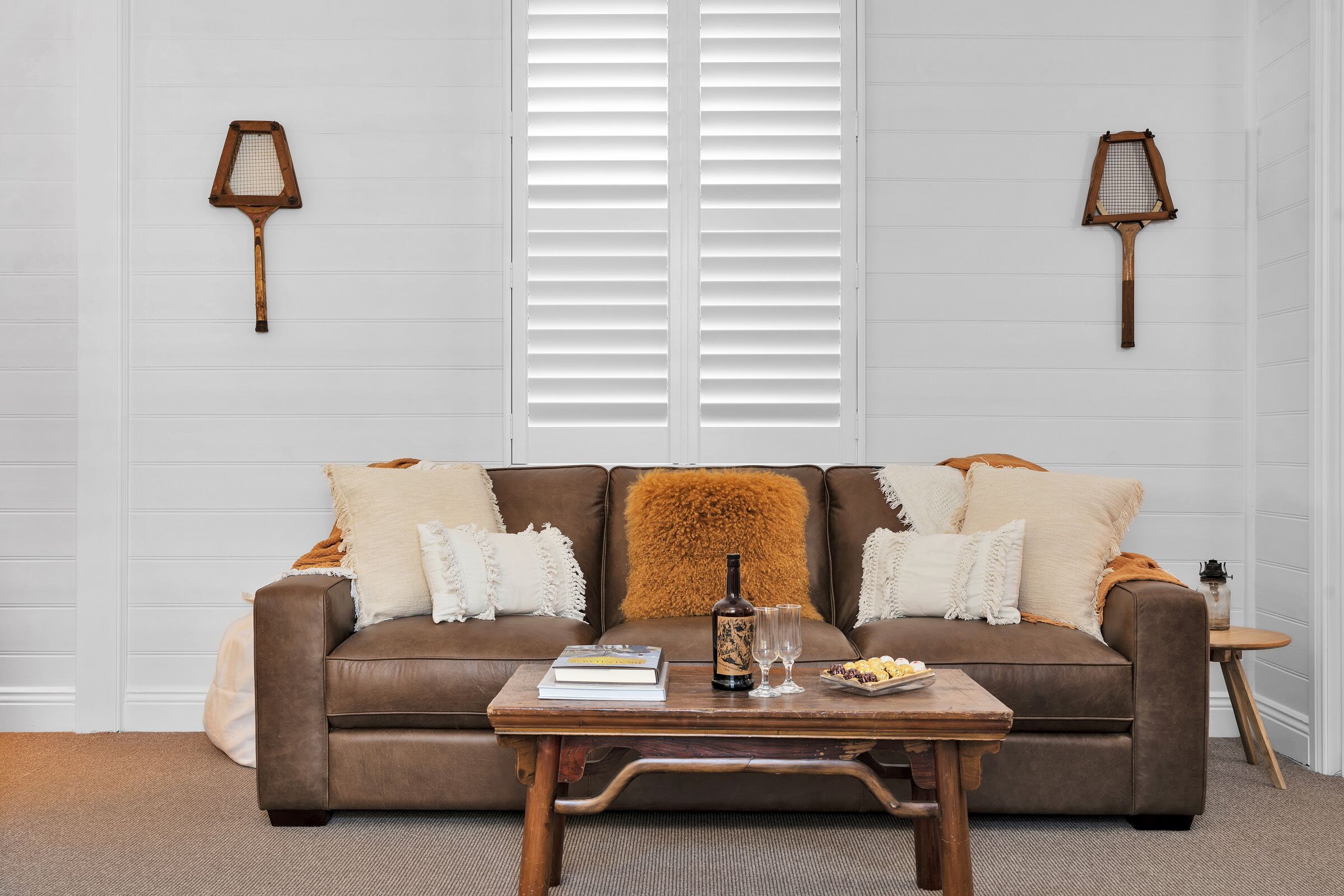 智能电视、壁炉、书