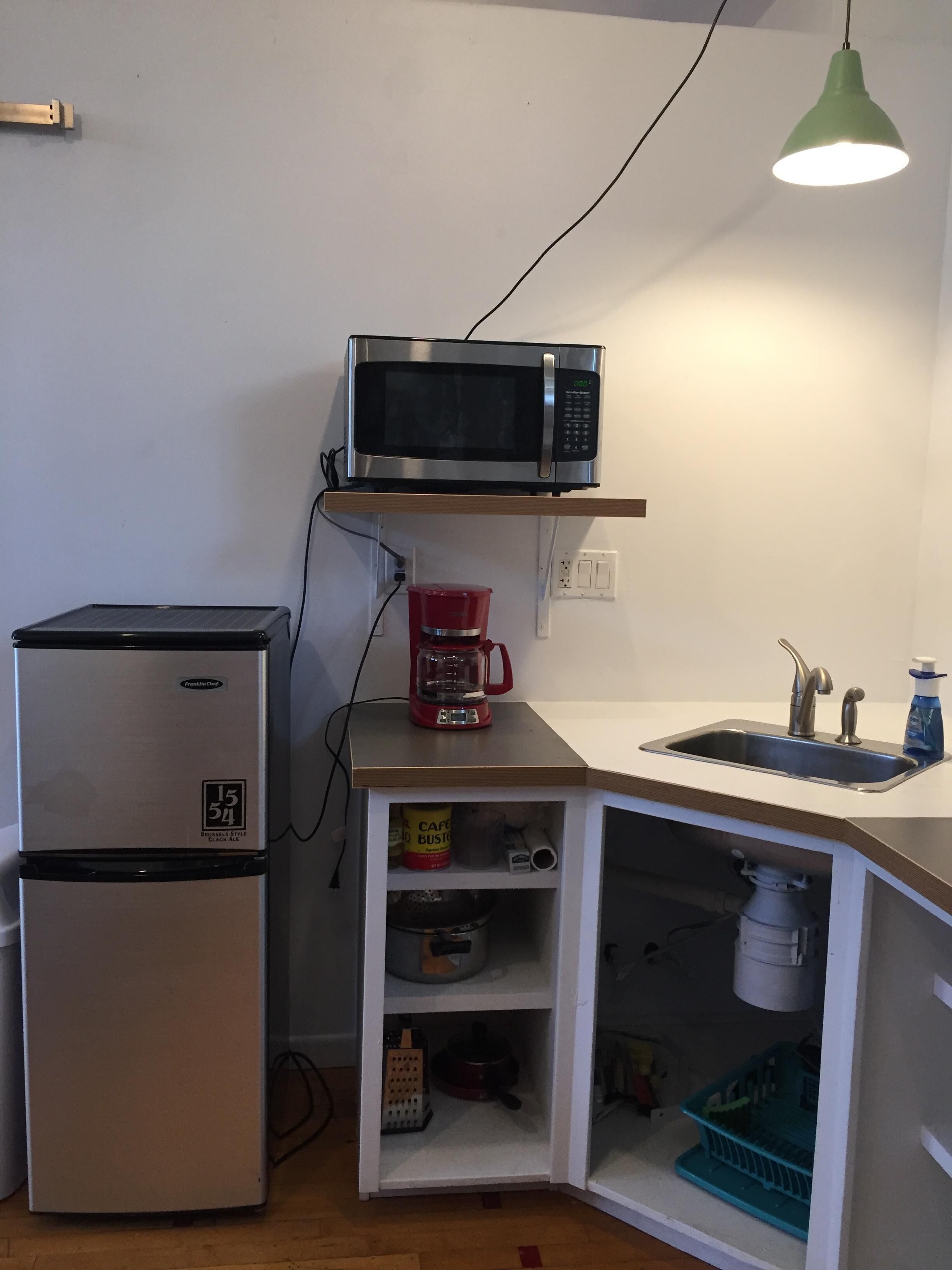 Refrigerador, microondas, horno y cafetera y tetera 