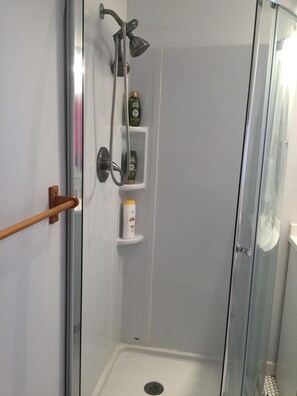 Dusj, hårføner, håndklær og såpe