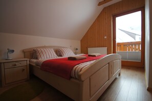 5 makuuhuonetta, silitysrauta/-lauta, vauvan matkasänky, Wi-Fi