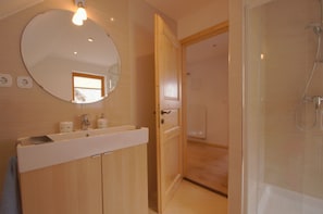 Combined shower/tub, hair dryer, towels, soap