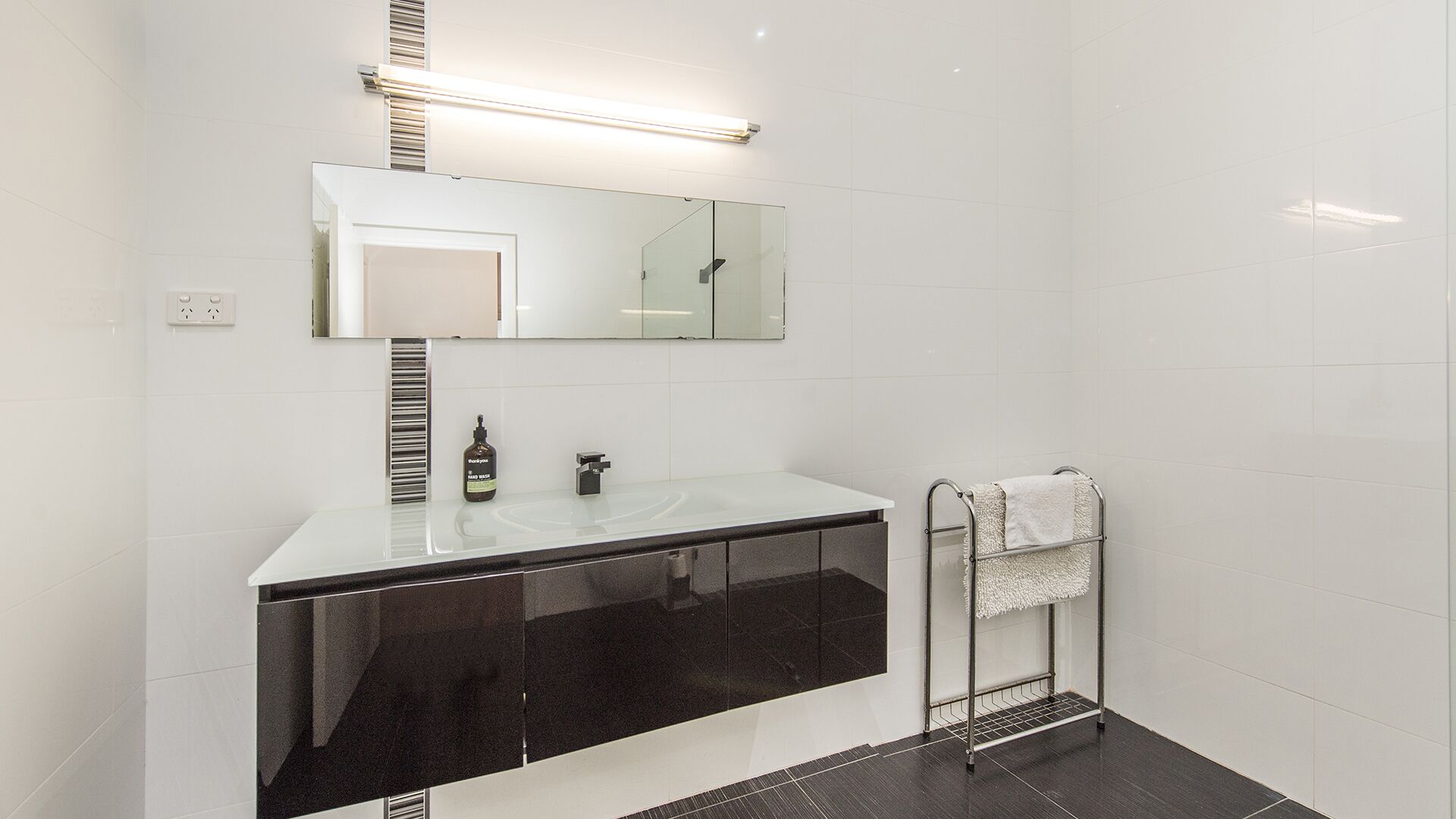 3 bedroom family friendly spacious home with parking and WIFI — image 22