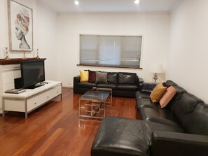 Smart TV, DVD player, books, video library - 3 bedroom family friendly spacious home with parking and WIFI (Fremantle)