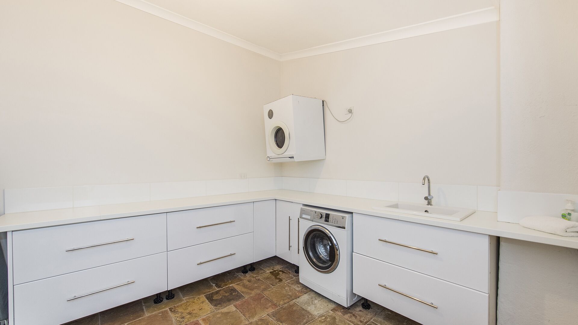 3 bedroom family friendly spacious home with parking and WIFI — image 12