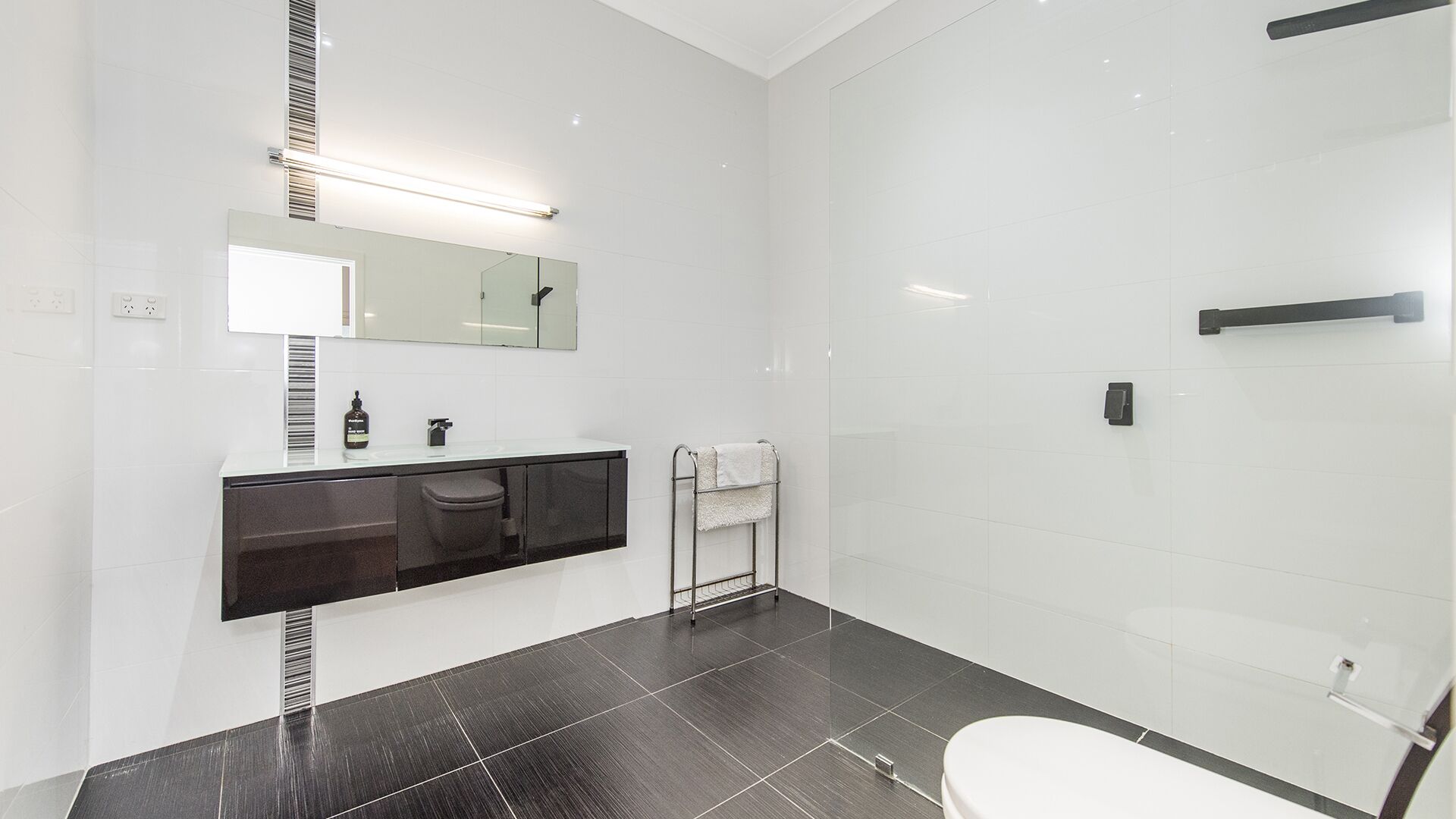 3 bedroom family friendly spacious home with parking and WIFI — image 9