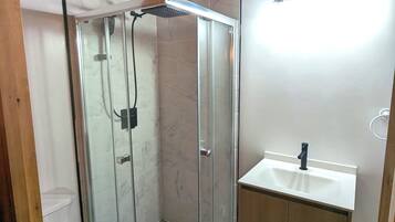 Baignoire, sèche-cheveux, serviettes fournies, savon