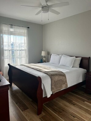 3 habitaciones, tabla de planchar con plancha, wifi y ropa de cama 