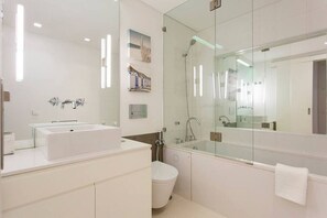 Kombinert dusj/badekar, hårføner og håndklær