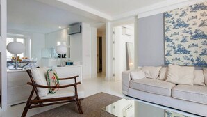 Un salon moderne avec un canapé, un fauteuil à bascule et une table basse.