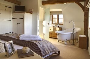 4 bedrooms, iron/ironing board, travel cot, free WiFi