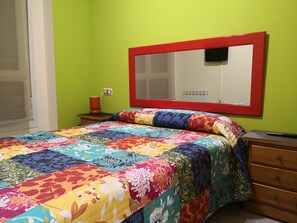 1 dormitori, caixa forta a l'habitació i planxa i posts de planxar 