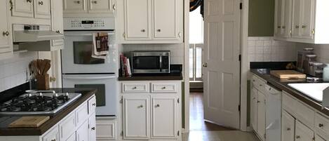 Microondas, lavavajillas, cafetera y tetera y utensilios de cocina