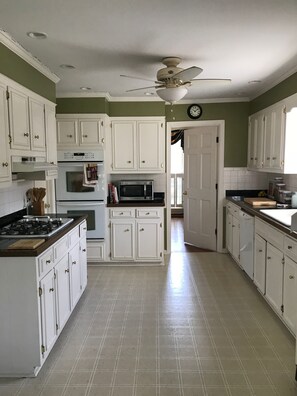 Microwave, dishwasher, coffee/tea maker, cookware/dishes/utensils