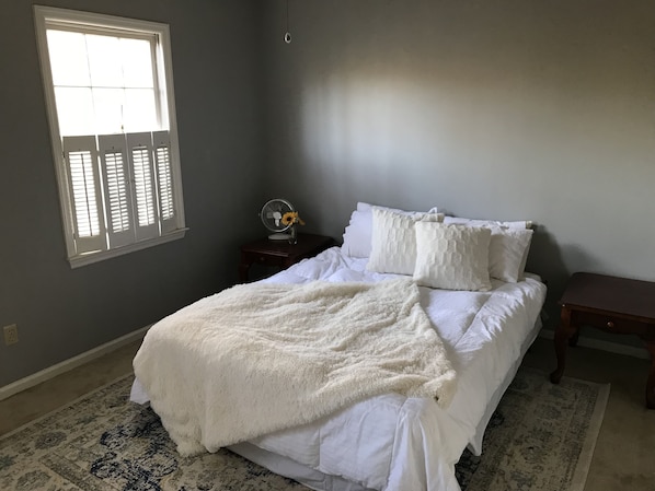 4 bedrooms, iron/ironing board, WiFi, bed sheets