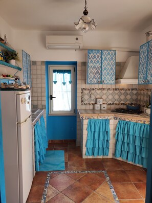 Réfrigérateur, four, plaque de cuisson, cafetière/bouilloire