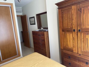 2 chambres, fer et planche à repasser, draps fournis
