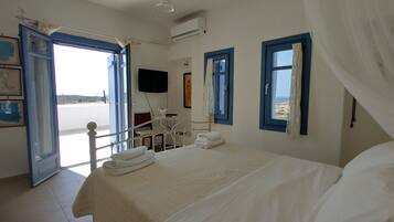 4 habitaciones, escritorio y tabla de planchar con plancha