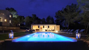A modern house with a swimming pool, a dining area, and a kitchen. - VILLA PINS - Villa with private pool in Portocolom. Free WiFi (Portocolom)