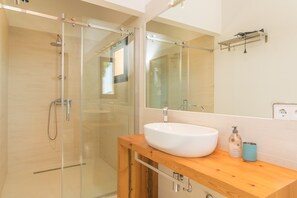 Shower, hair dryer, towels - VILLA PINS - Villa with private pool in Portocolom. Free WiFi (Portocolom)