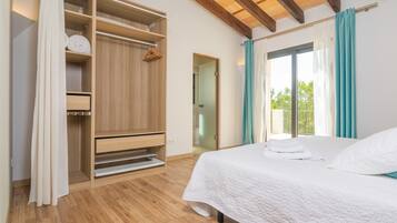 5 bedrooms, iron/ironing board, free WiFi, bed sheets