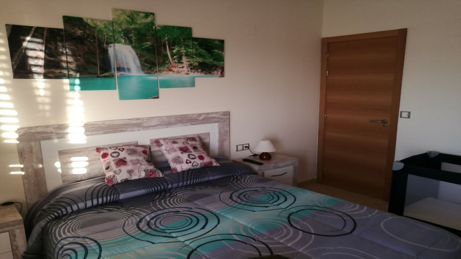 3 slaapkamers, een strijkplank/strijkijzer, wifi, beddengoed