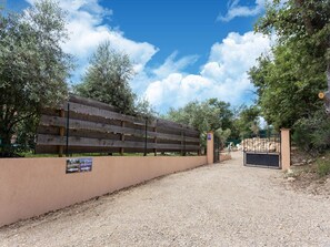 Property grounds - Sensational holiday home with pool (Montmeyan)