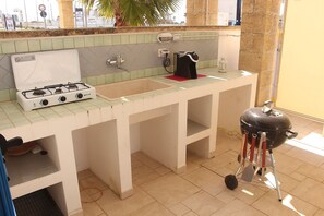 Kühlschrank, Ofen, Wasserkocher mit Kaffee-/Teezubehör, Hochstuhl