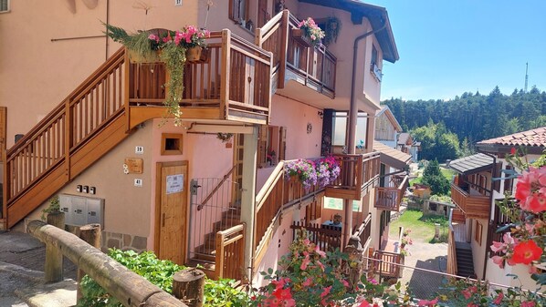 A multi-story building with wooden balconies, a staircase, and a sign indicating room numbers 39 and 41. - LA FONTANA large and comfortable, with 3 bedrooms, terrace and Wi-Fi (Montagnaga)
