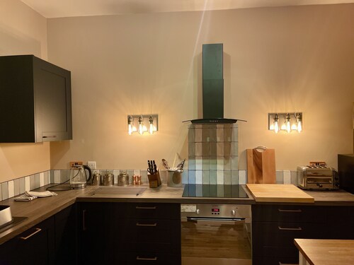 2 Bed Luxury Duplex Sleeps 4 / 5 min walk FAST CHILTERN LINE - Marylebone 25 min