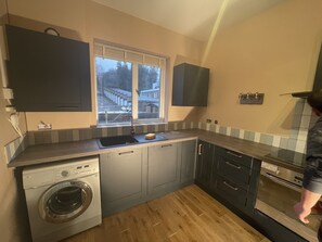 ثلاجة، ميكروويف، فرن، موقد طهي مسطح